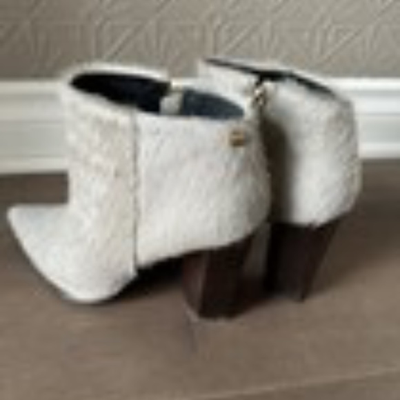 Carrano Women’s Pony Hair Ankle Booties Size 8 Gray with Black Stone Stack Heel - Picture 2 of 4